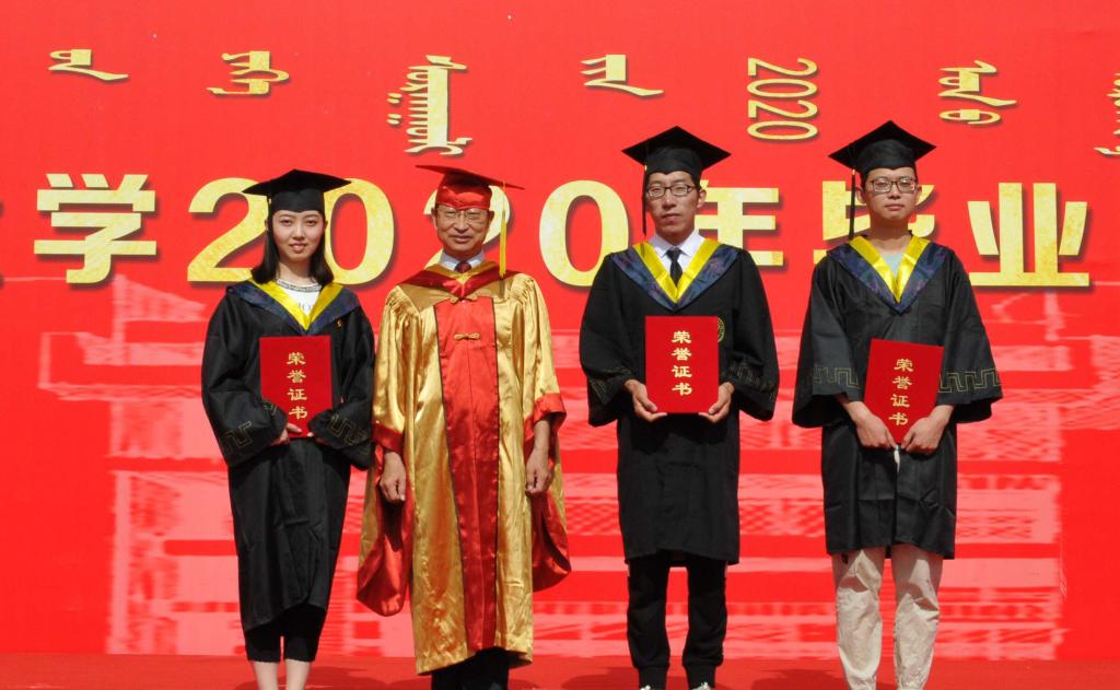 党委书记安胜利为获得“春晖奖”荣誉称号的毕业生颁奖 党委书记安胜利为获得“春晖奖”荣誉称号的毕业生颁奖