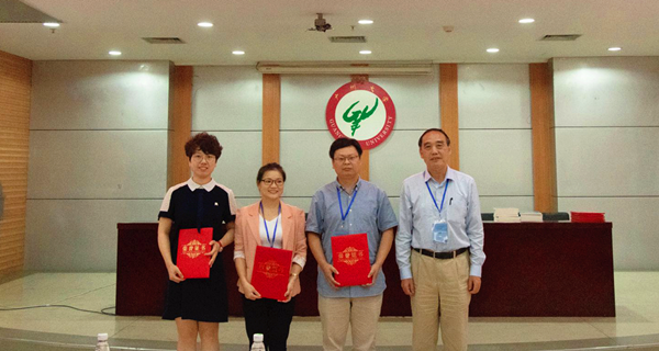 左一为李娟 左一为李娟