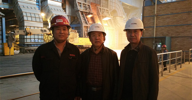 校党委常委、副校长李国雄与校友在炼钢现场