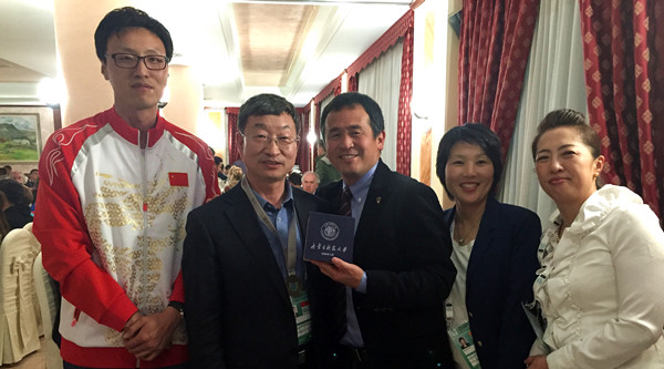 中国代表团与日本代表团合影留念