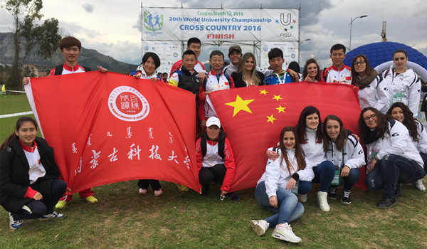 永利官网代表队与志愿者队伍合影