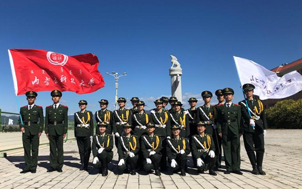 与其他高校国旗护卫队合影留念