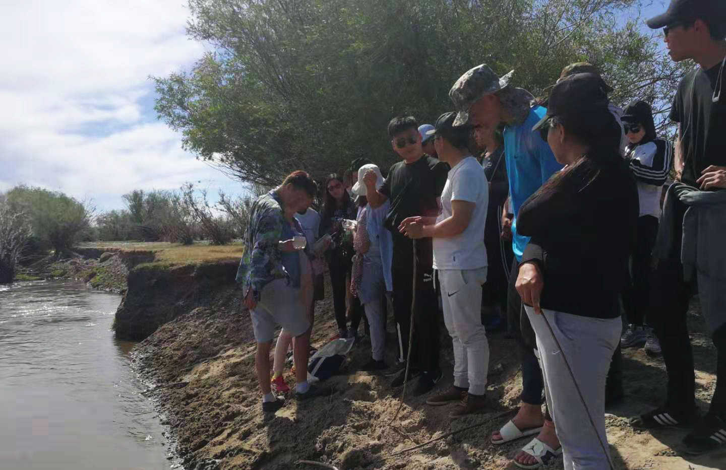 实地考察蒙古河流的水文状态