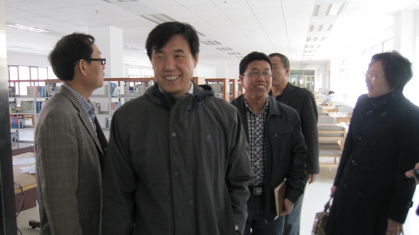 詹福瑞教授应邀参观永利官网图书馆